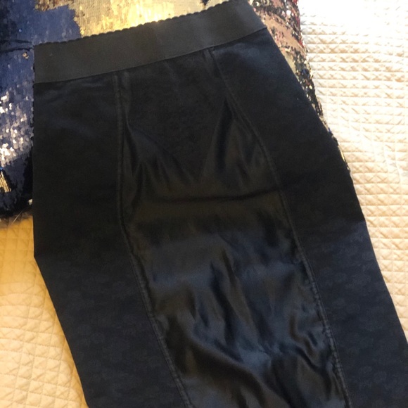 Dolce and Gabbana lingerie style pencil skirt - Picture 3 of 9